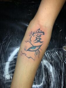 Tatuagem do Gaara com o símbolo de amor e olho no braço