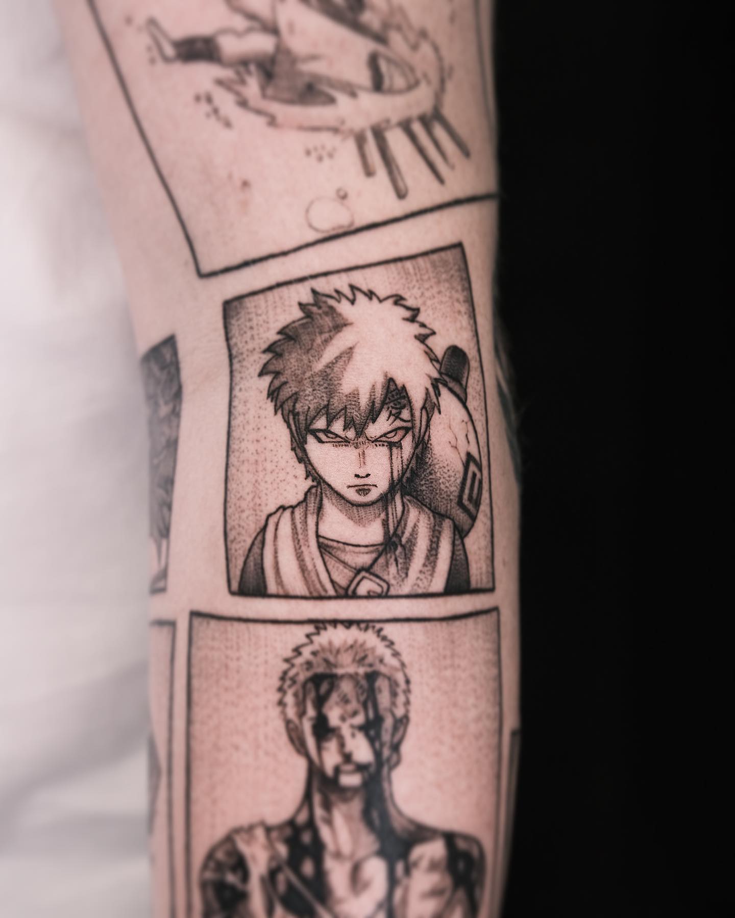 Tatuagem do Gaara em estilo quadrinhos no braço