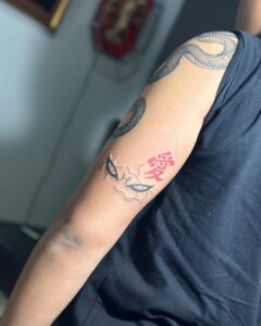 Tatuagem do Gaara com olhos e símbolo do amor no braço