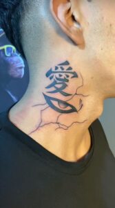 Tatuagem do Gaara no pescoço com o símbolo e olho
