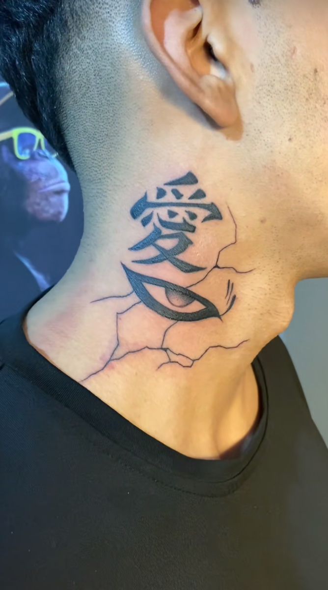 Tatuagem do Gaara no pescoço com o símbolo e olho