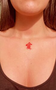 Tatuagem do Gaara com símbolo de amor no peito