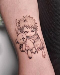 Tatuagem do Gaara segurando um ursinho em estilo delicado