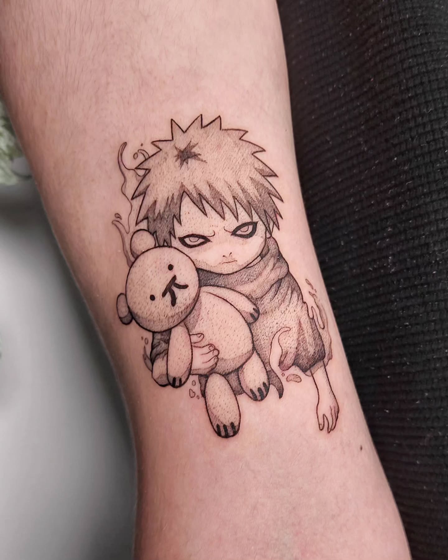 Tatuagem do Gaara segurando um ursinho em estilo delicado