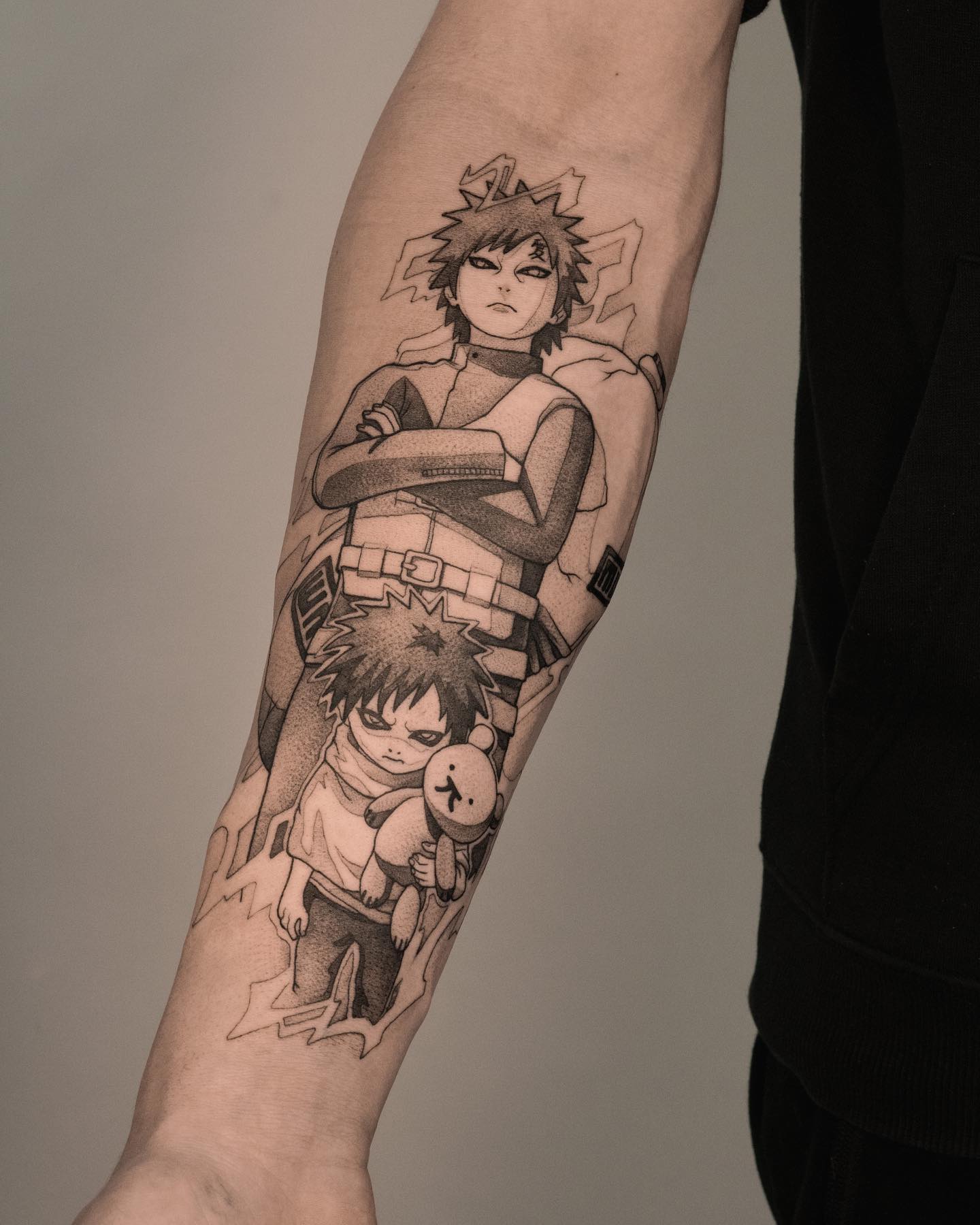 Tatuagem do Gaara com os personagens de Naruto no braço