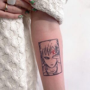 Tatuagem do Gaara com o rosto dele em estilo minimalista no braço