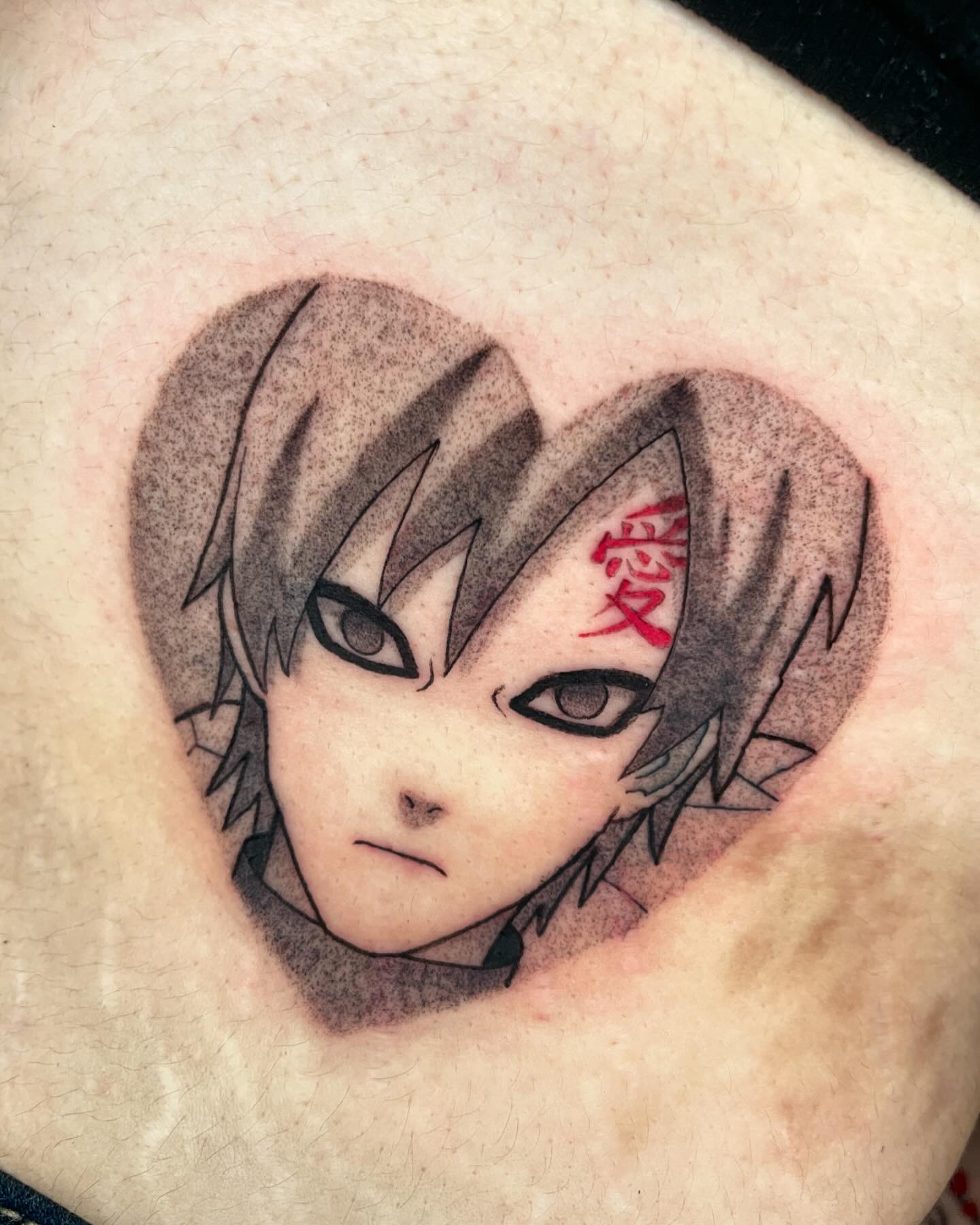 Tatuagem do Gaara em formato de coração no peito