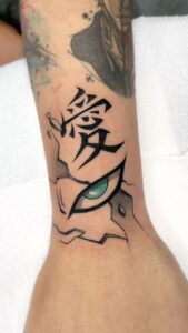 Tatuagem do Gaara com símbolo e olho na pele do braço