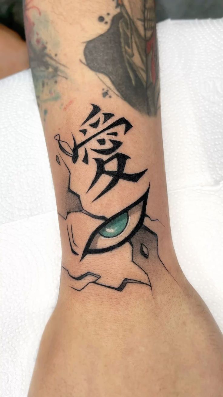 Tatuagem do Gaara com símbolo e olho na pele do braço