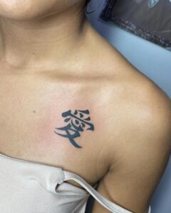 Tatuagem do Gaara com símbolo no ombro