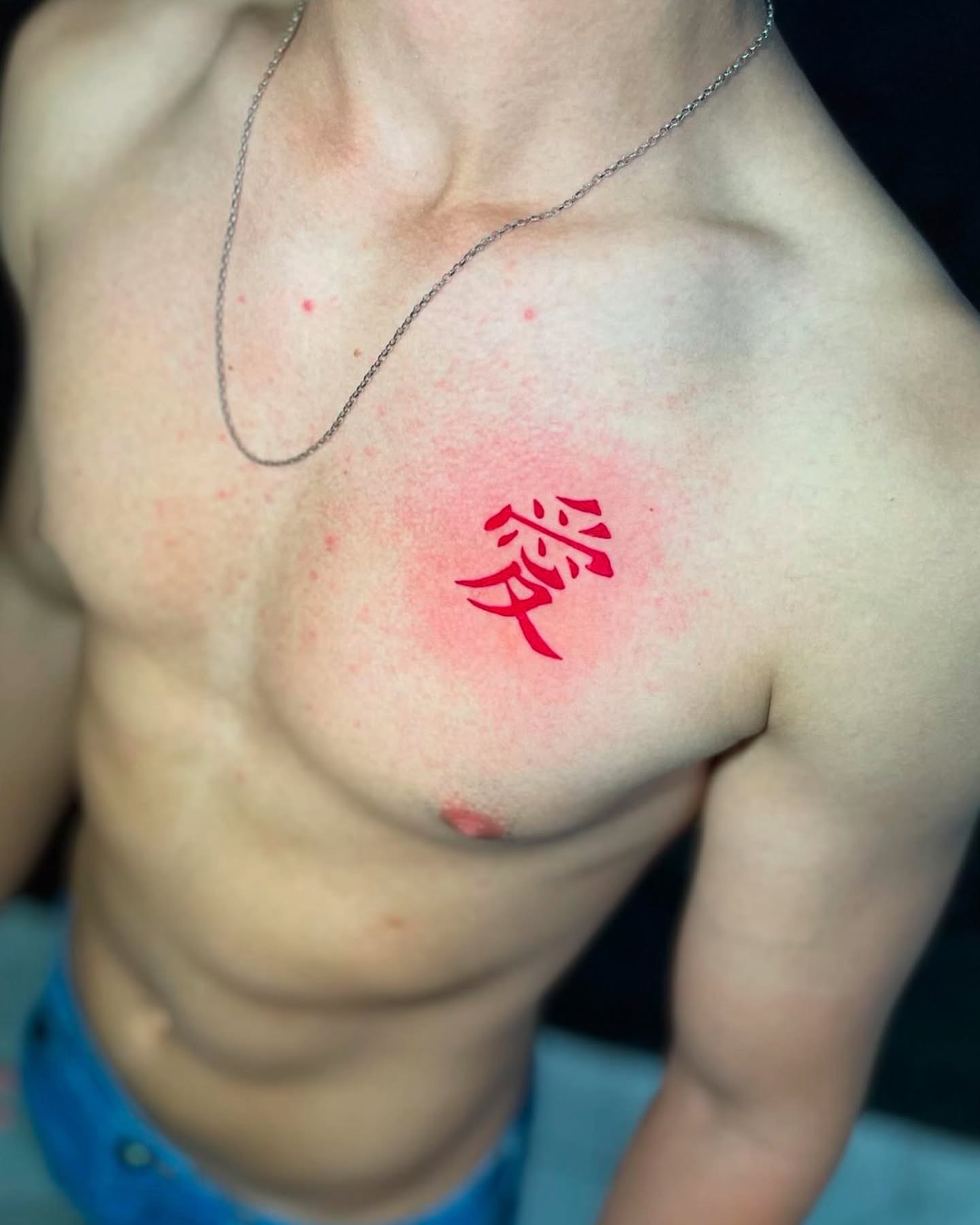 Tatuagem do Gaara com kanji no peito