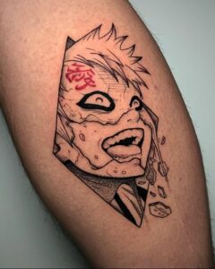 Tatuagem do Gaara com expressão intensa no braço