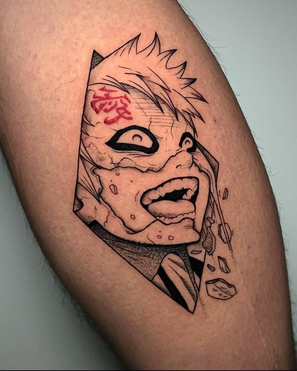 Tatuagem do Gaara com expressão intensa no braço