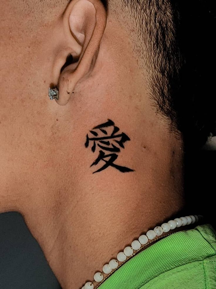 Tatuagem do Gaara em forma de kanji na nuca