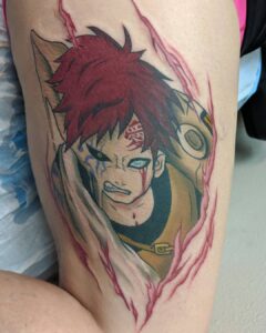 Tatuagem do Gaara mostrando o personagem em detalhe no braço