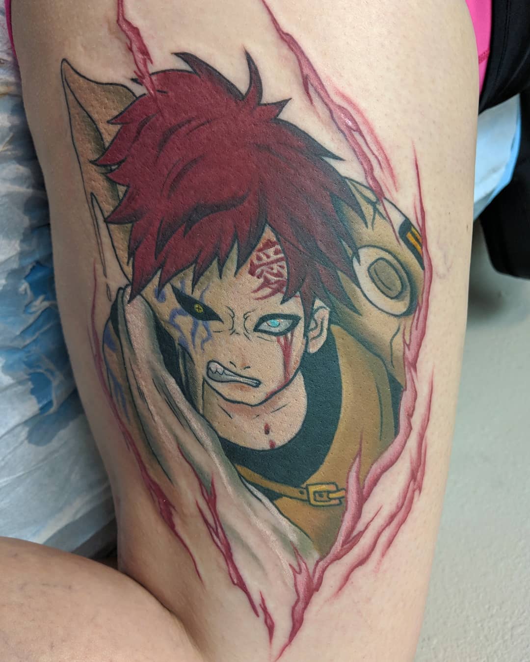 Tatuagem do Gaara mostrando o personagem em detalhe no braço