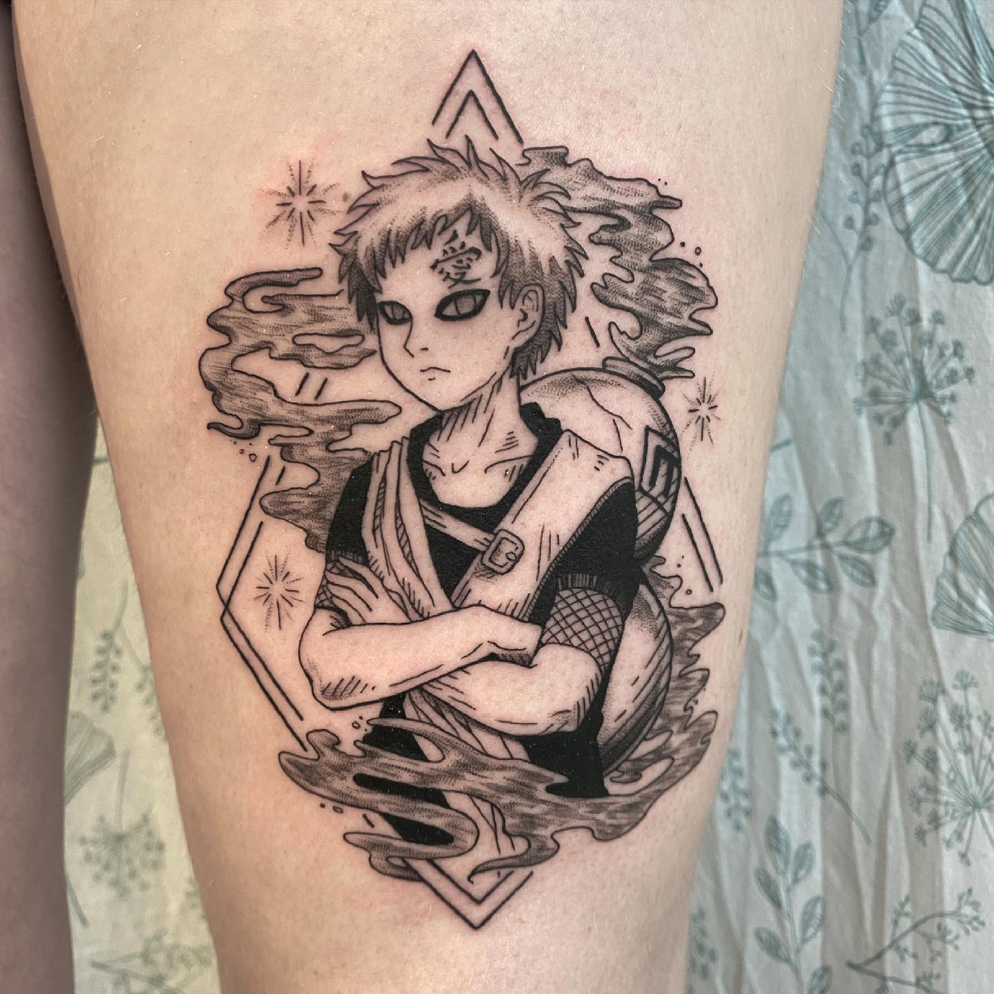 Tatuagem do Gaara de Naruto mostrando o personagem de corpo inteiro