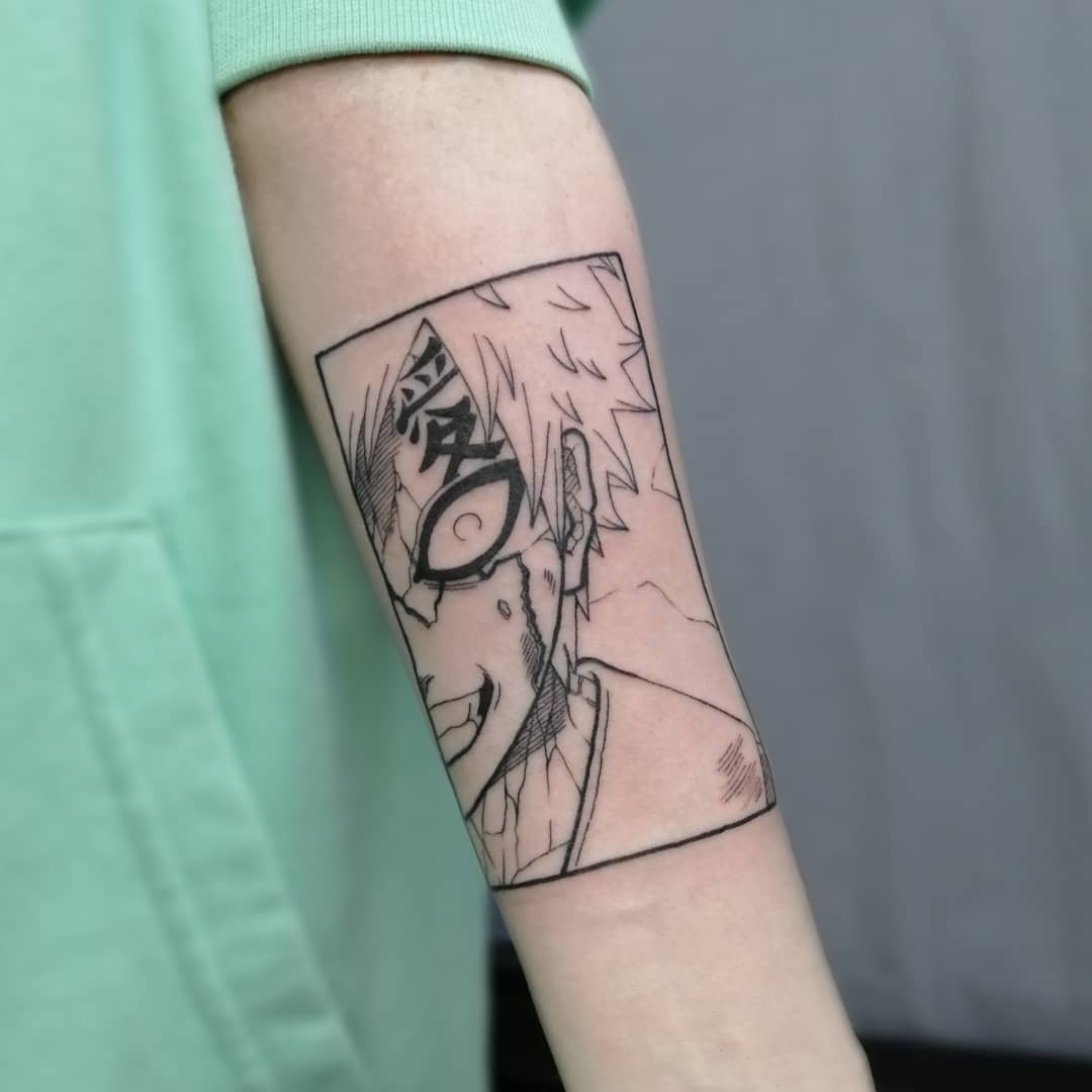 Tatuagem do Gaara em estilo de quadrinho no antebraço