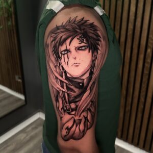 Tatuagem do Gaara em estilo realista no braço