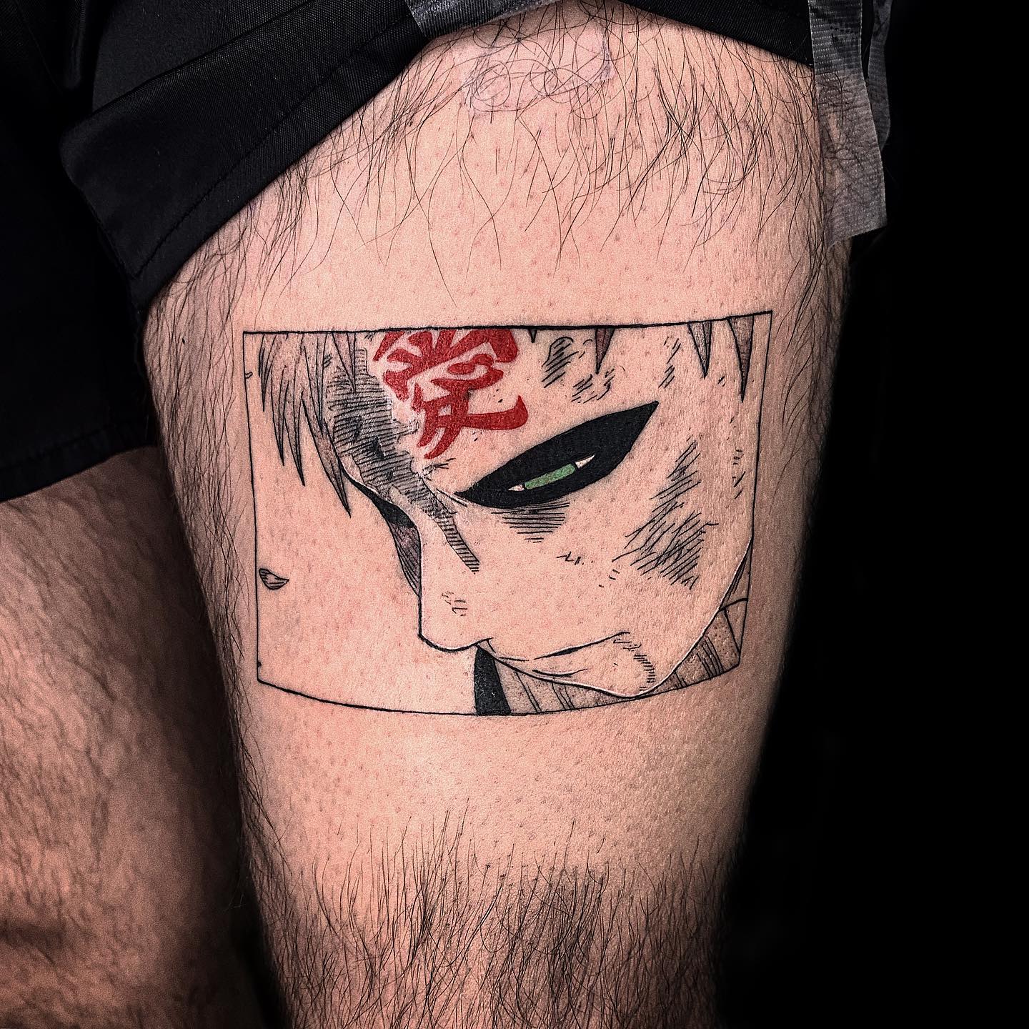 Tatuagem do Gaara em formato de quadrado na coxa