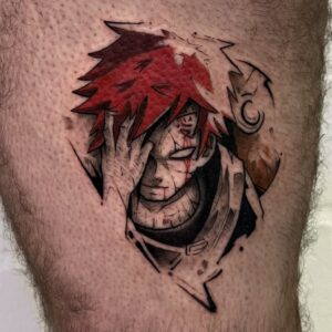 Tatuagem do Gaara com o rosto dele no braço