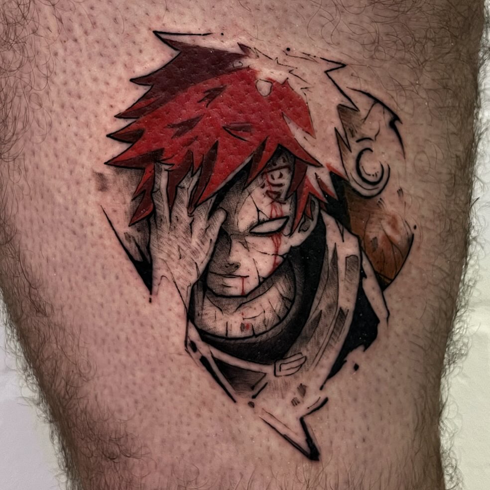 Tatuagem do Gaara com o rosto dele no braço