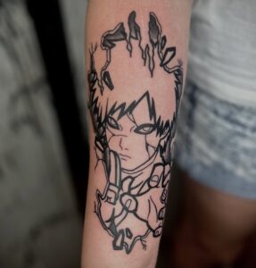Tatuagem do Gaara com traços de seu rosto e cabelo