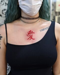 Tatuagem do Gaara com símbolo no peito de uma pessoa