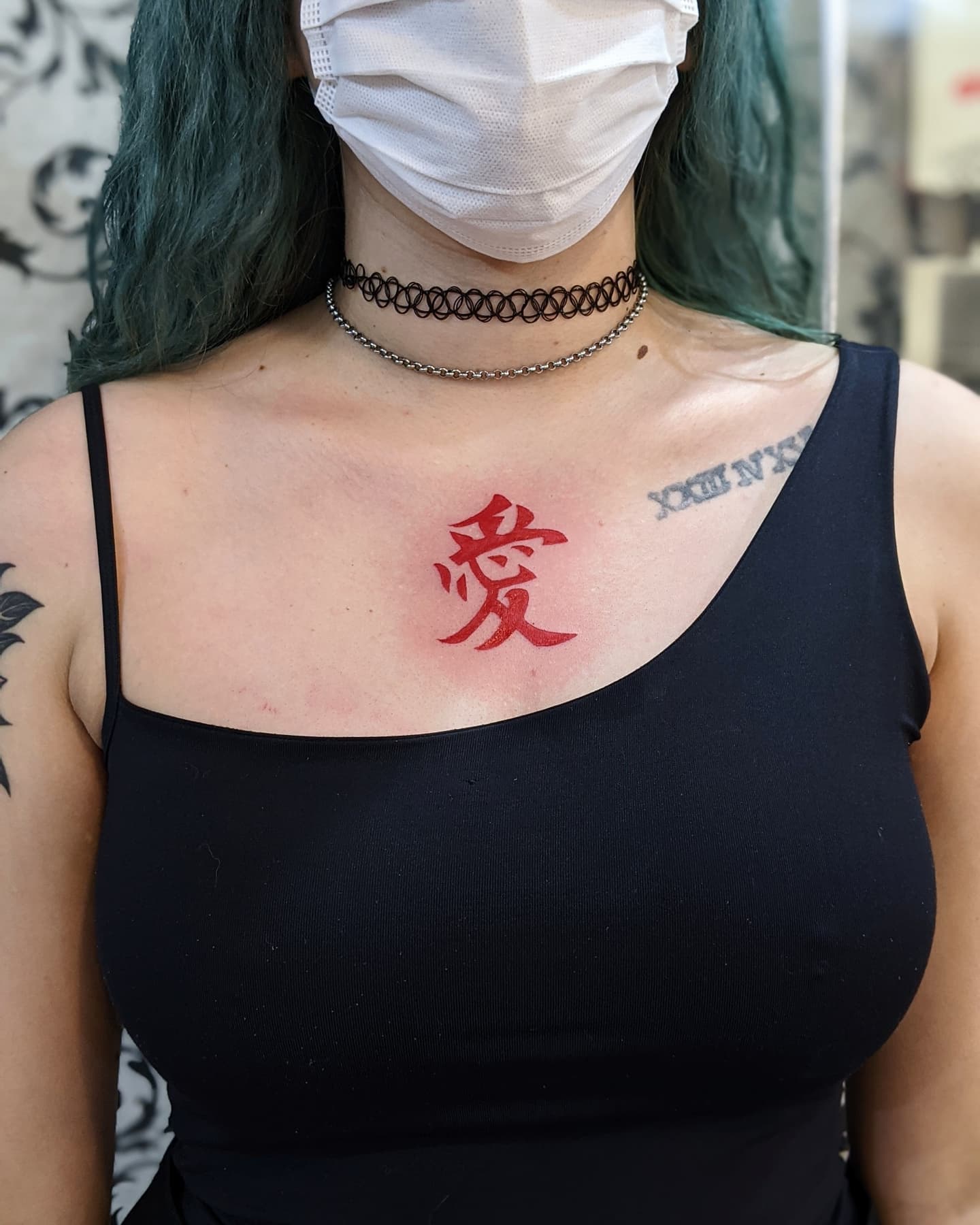 Tatuagem do Gaara com símbolo no peito de uma pessoa