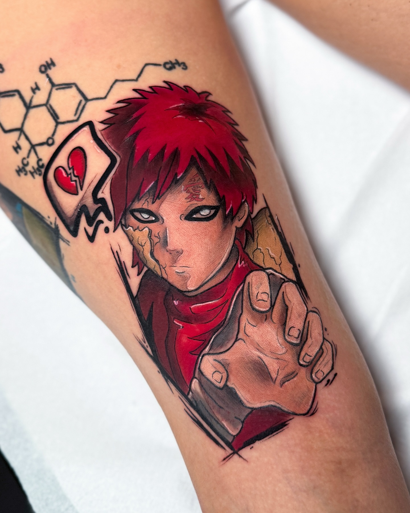 Tatuagem do Gaara mostrando o rosto e mão do personagem