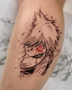 Tatuagem do Gaara retratando o rosto dele no braço