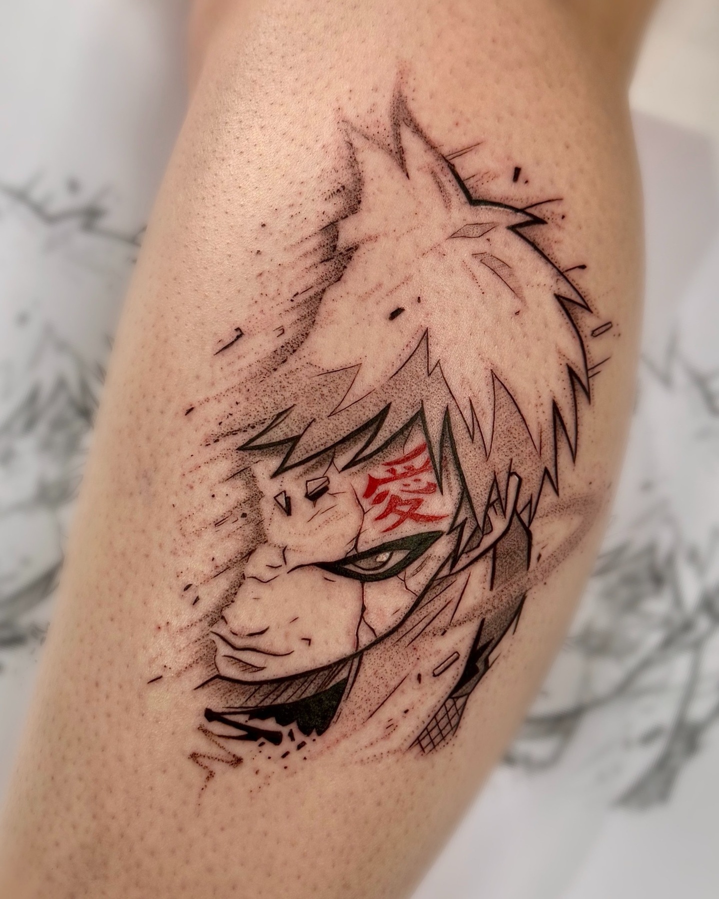 Tatuagem do Gaara retratando o rosto dele no braço