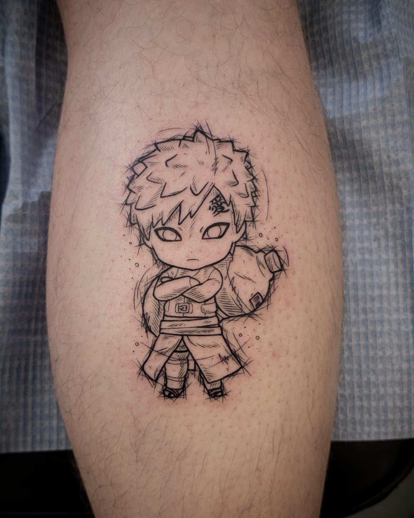 Tatuagem do Gaara estilo chibi em perna