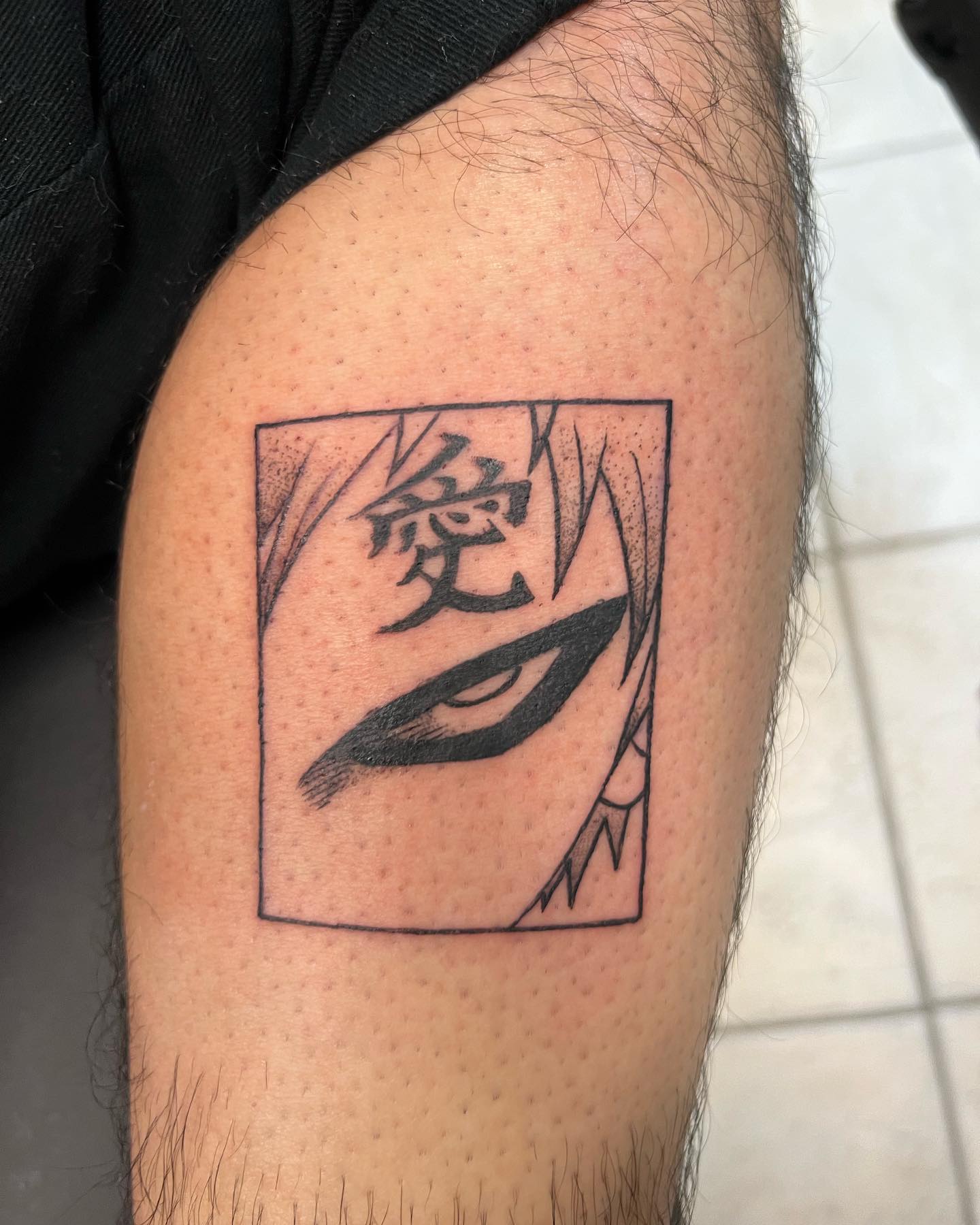 Tatuagem do Gaara com o rosto e símbolo no braço