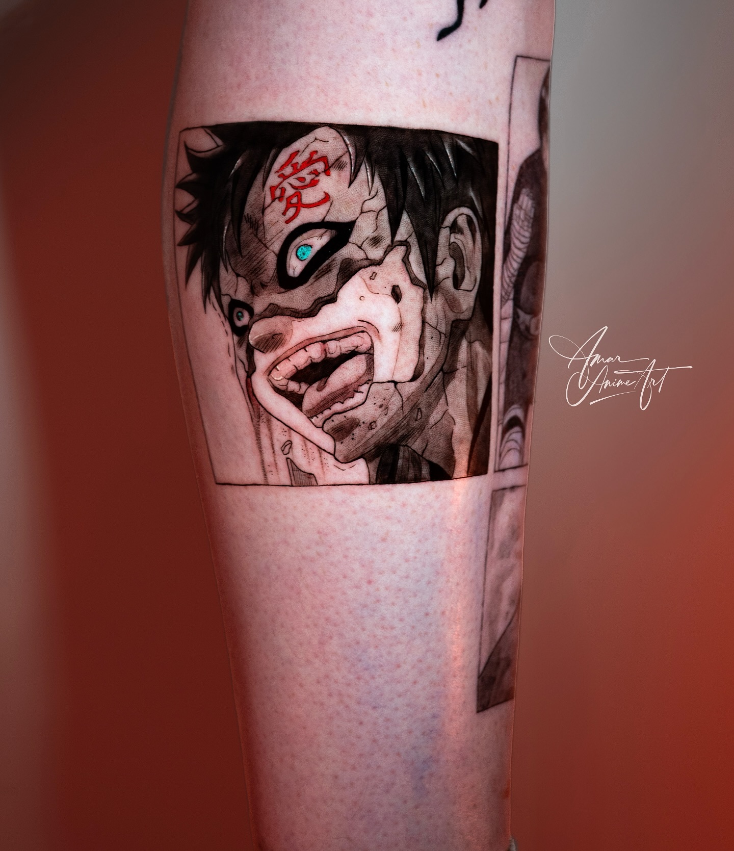 Tatuagem do Gaara com rosto e expressão marcantes no braço