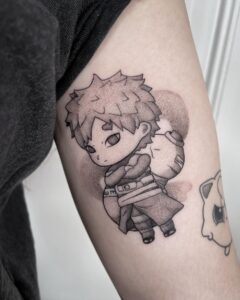 Tatuagem do Gaara em estilo chibi no braço