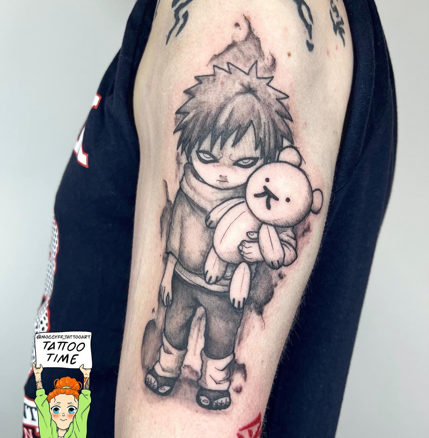 Tatuagem do Gaara com Gaara segurando um ursinho no braço
