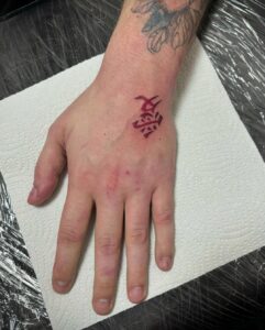 Tatuagem do Gaara com símbolo nas costas da mão