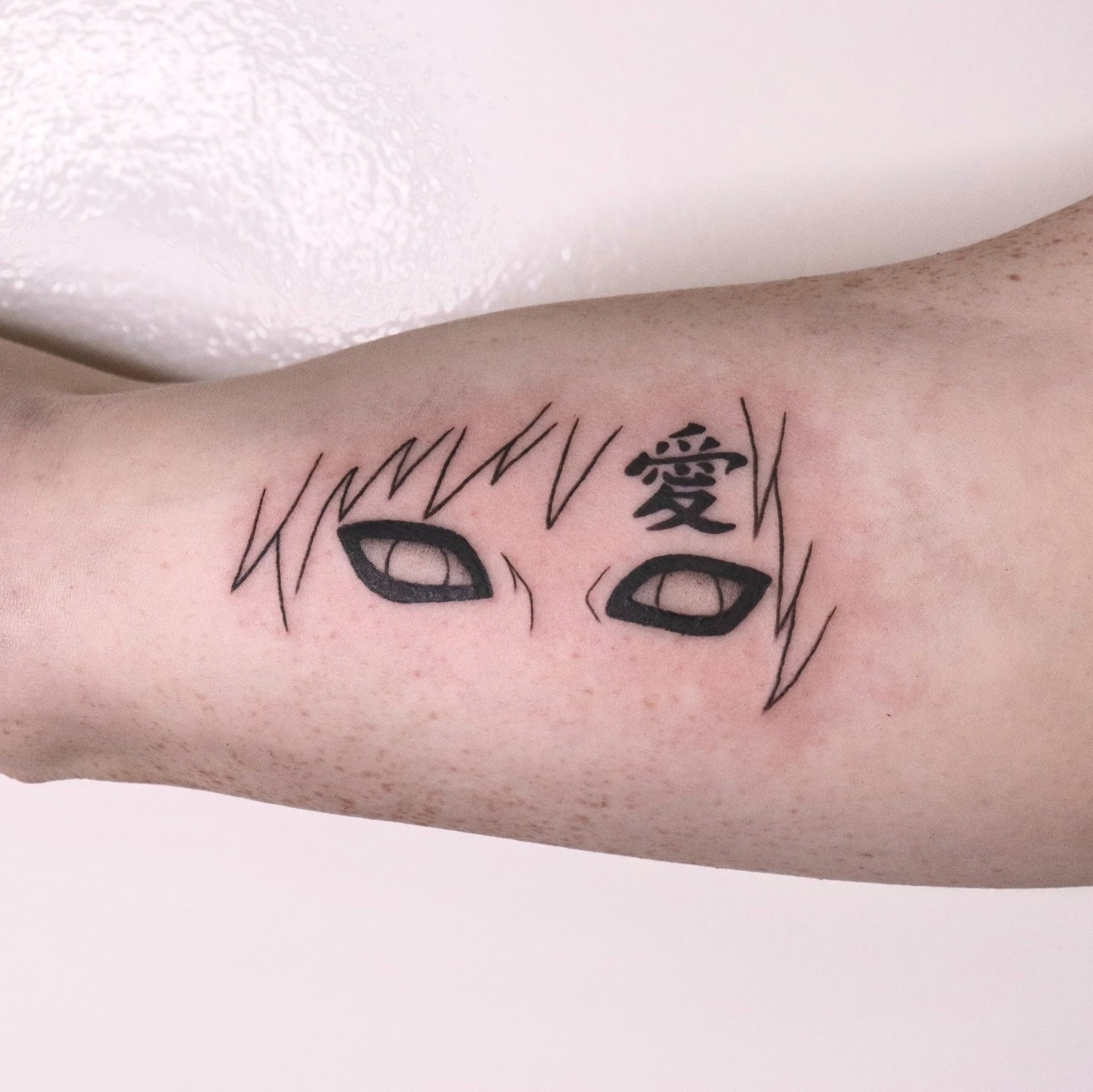 Tatuagem do Gaara com os olhos do Gaara e símbolo do amor