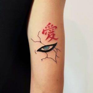 Tatuagem do Gaara com olho e símbolo no braço
