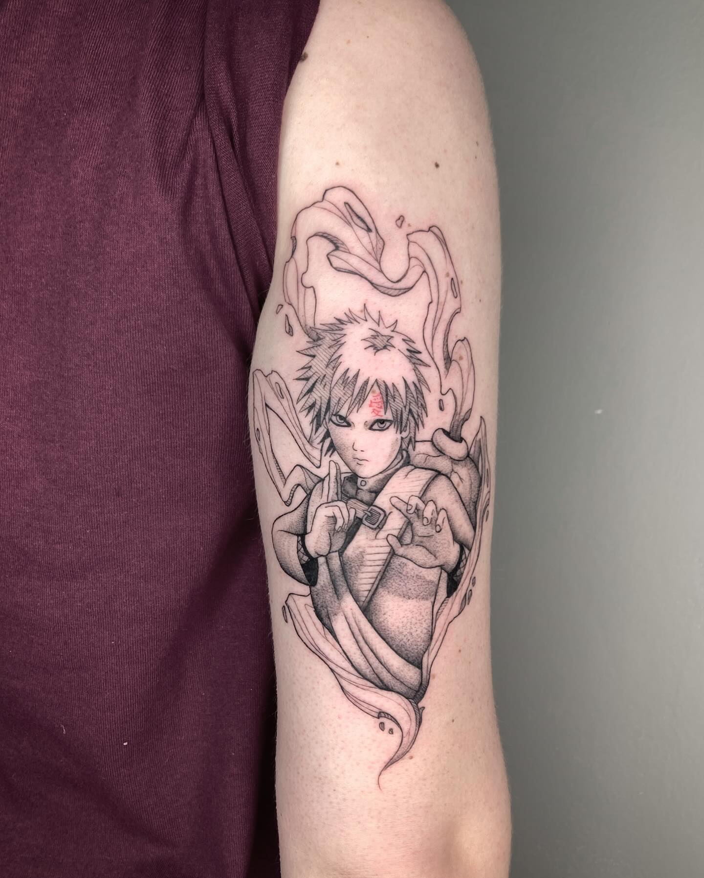 Tatuagem do Gaara em braço com o personagem em destaque