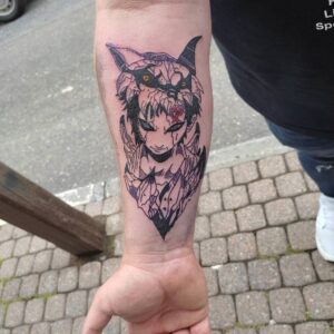 Tatuagem do Gaara com desenho estilizado no antebraço