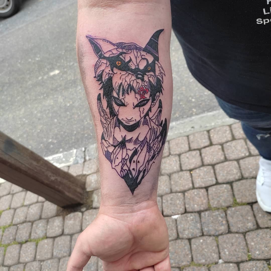 Tatuagem do Gaara com desenho estilizado no antebraço
