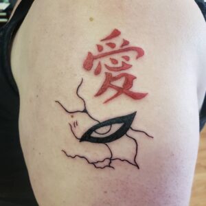 Tatuagem do Gaara com símbolo e olho em fundo rachado
