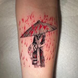 Tatuagem do Gaara com personagem sob sombrinha no braço