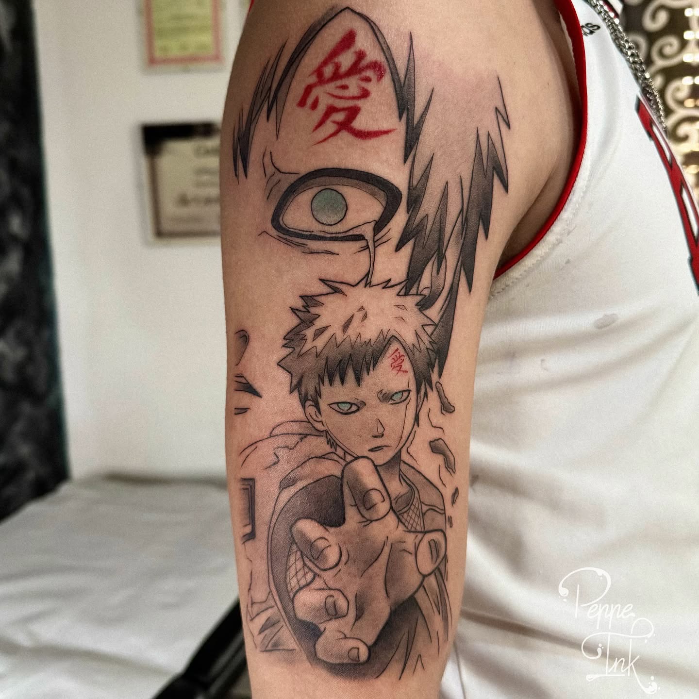 Tatuagem do Gaara com o personagem e símbolo no braço