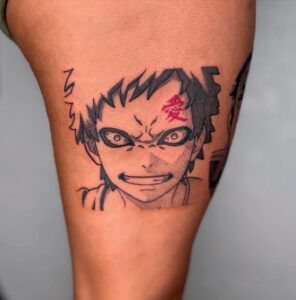 Tatuagem do Gaara com expressão determinada na coxa