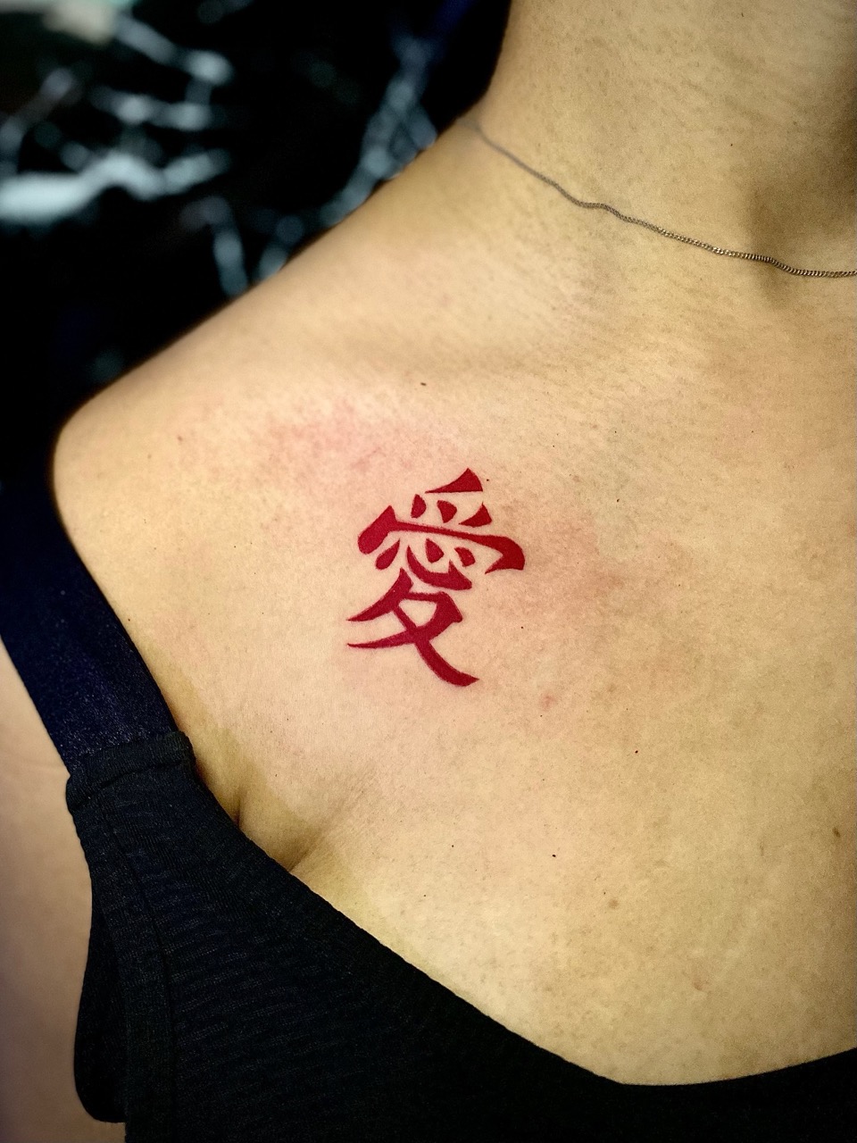 Tatuagem do Gaara com símbolo de amor no ombro