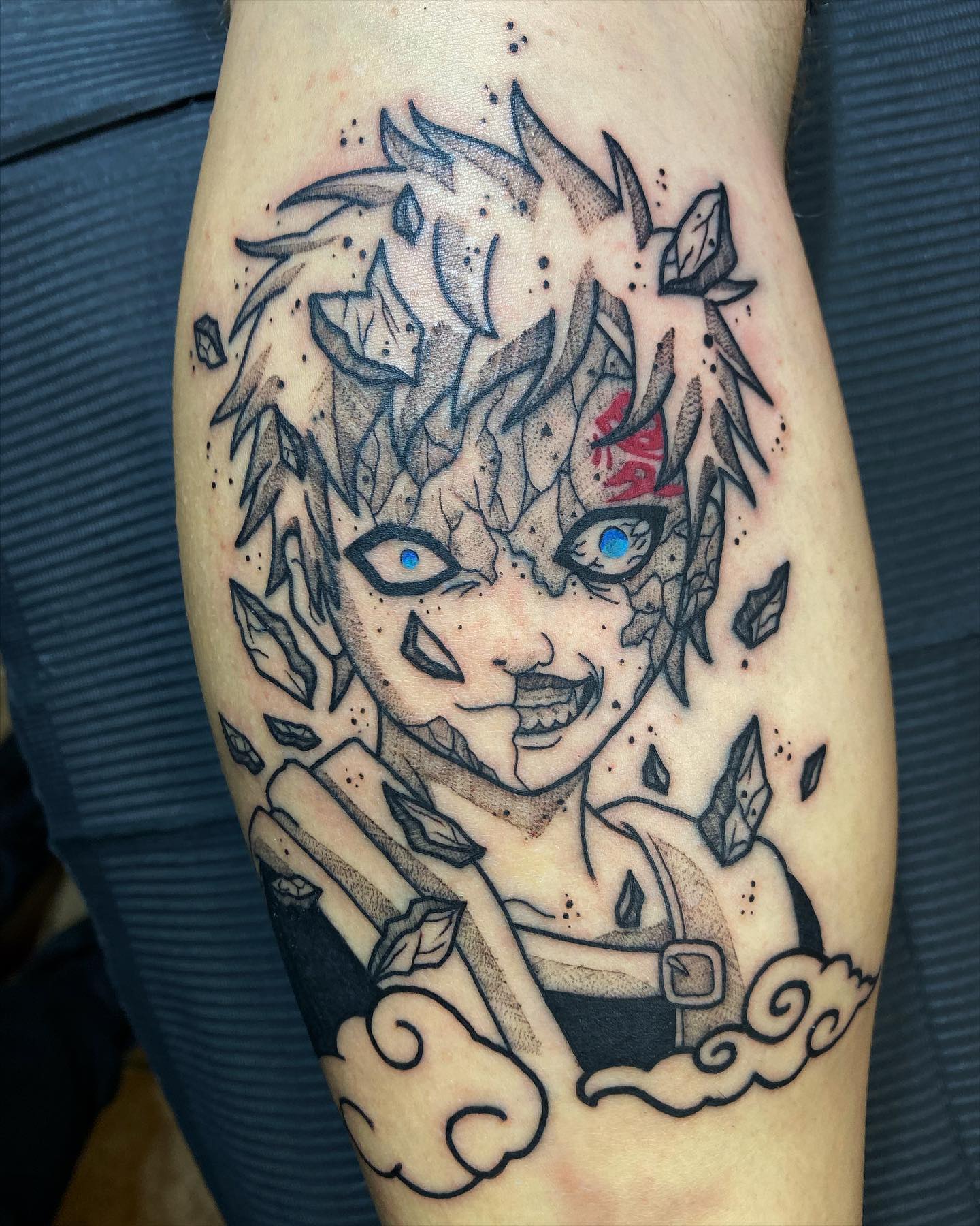 Tatuagem do Gaara com elementos de destruição e sombra
