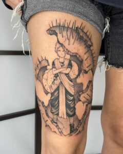 Tatuagem do Gaara estilo grande na coxa com fundo detalhado
